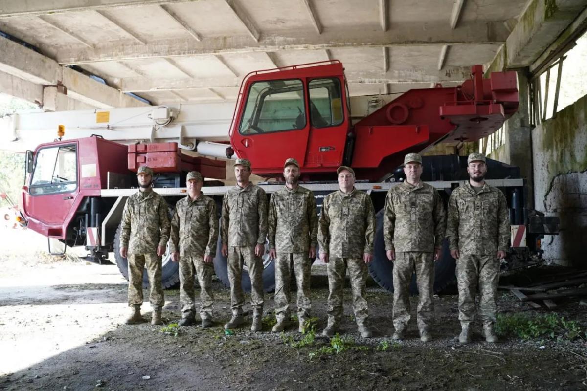 Для евакуації та ремонту важкої техніки: 'Сталевий фронт' Ріната Ахметова передав 157-й ОМБр тягач і 40-тонний кран Для евакуації та ремонту важкої техніки: 'Сталевий фронт' Ріната Ахметова передав 157-й ОМБр тягач і 40-тонний кран
