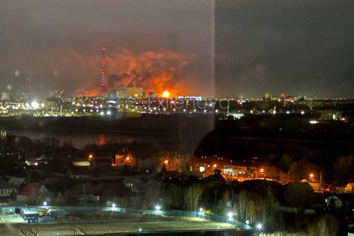 В Омську палає хімзавод і склад 'Озон' після атаки дронів (відео) В Омську палає хімзавод і склад 'Озон' після атаки дронів (відео)