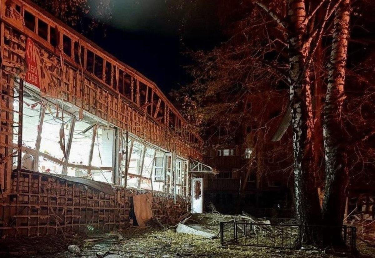 Окупанти вдарили по Харкову та Дніпропетровщині: троє людей загинуло, багато поранених Окупанти вдарили по Харкову та Дніпропетровщині: троє людей загинуло, багато поранених