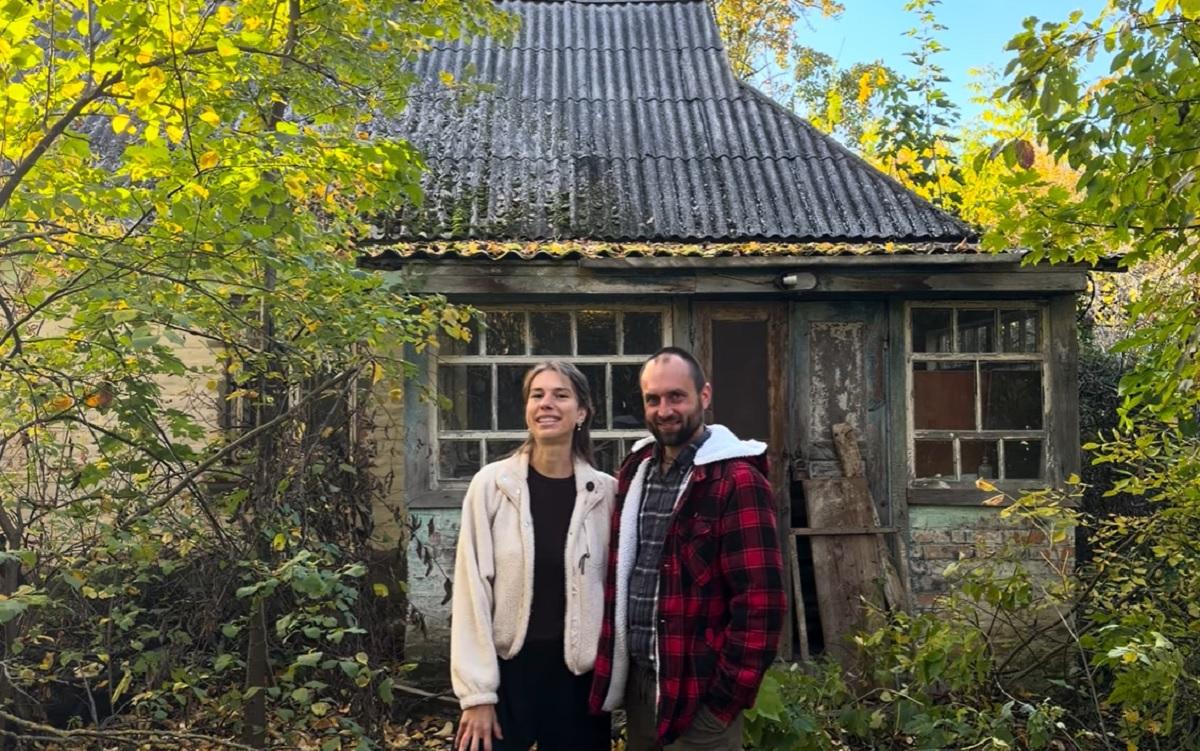 Пара купила заброшенную хату с 20 сотками: одна деталь стала большим сюрпризом (видео) Пара купила заброшенную хату с 20 сотками: одна деталь стала большим сюрпризом (видео)