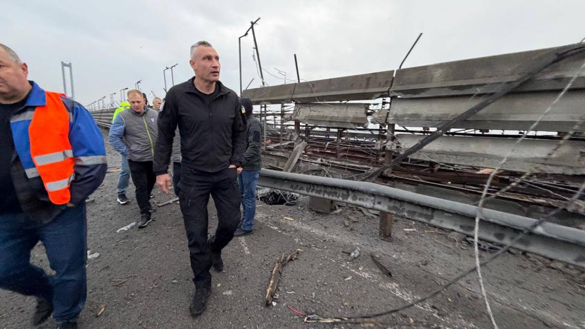 Росія вдарила по Південному мосту в Києві: з'явилися перші кадри пошкоджень Росія вдарила по Південному мосту в Києві: з'явилися перші кадри пошкоджень
