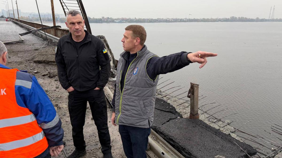 Росія вдарила по Південному мосту в Києві: з'явилися перші кадри пошкоджень Росія вдарила по Південному мосту в Києві: з'явилися перші кадри пошкоджень