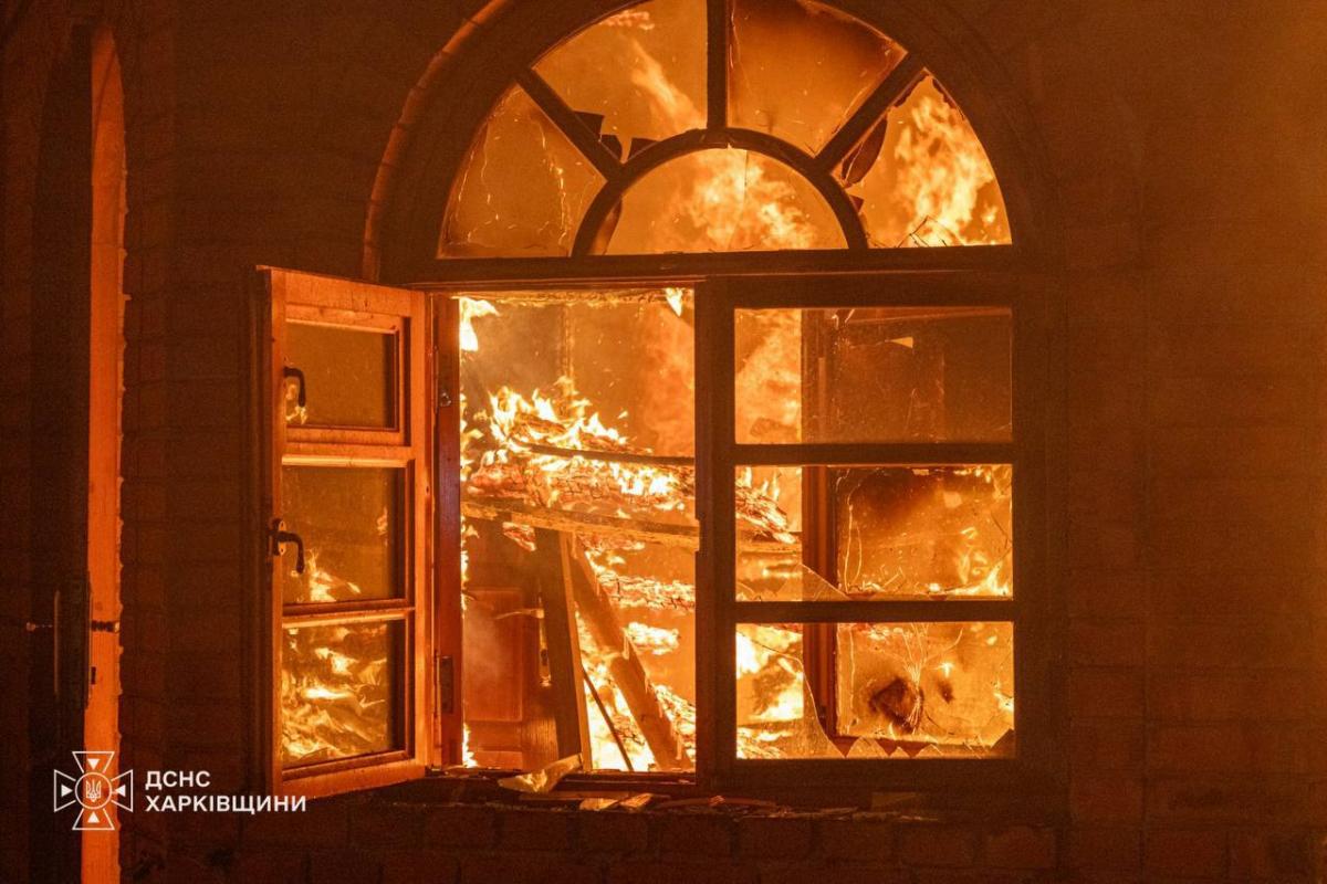 Росіяни вдарили по Харкову: спалахнула масштабна пожежа, серед поранених є дитина