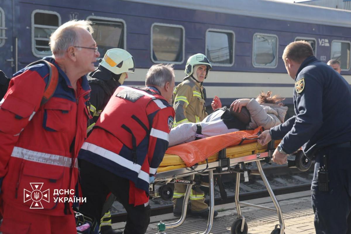 Російський дрон влучив по електропоїзду в Дніпрі: 13 загиблих, є поранені Російський дрон влучив по електропоїзду в Дніпрі: 13 загиблих, є поранені