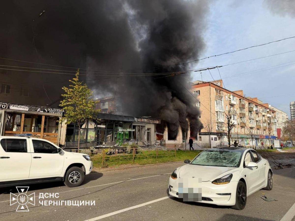 Росіяни вдарили 'Бандероллю' по центру Чернігова: загинули двоє 15-річних дівчат Росіяни вдарили 'Бандероллю' по центру Чернігова: загинули двоє 15-річних дівчат