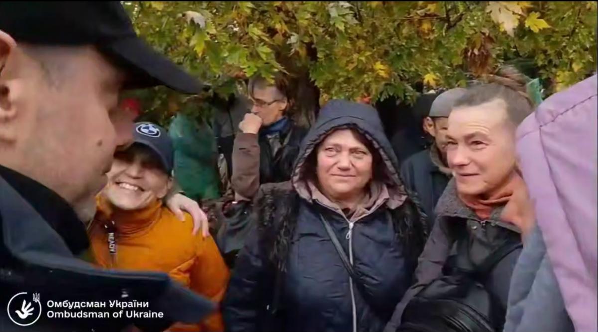 Українська делегація прибула в Олешки, люди плачуть від щастя