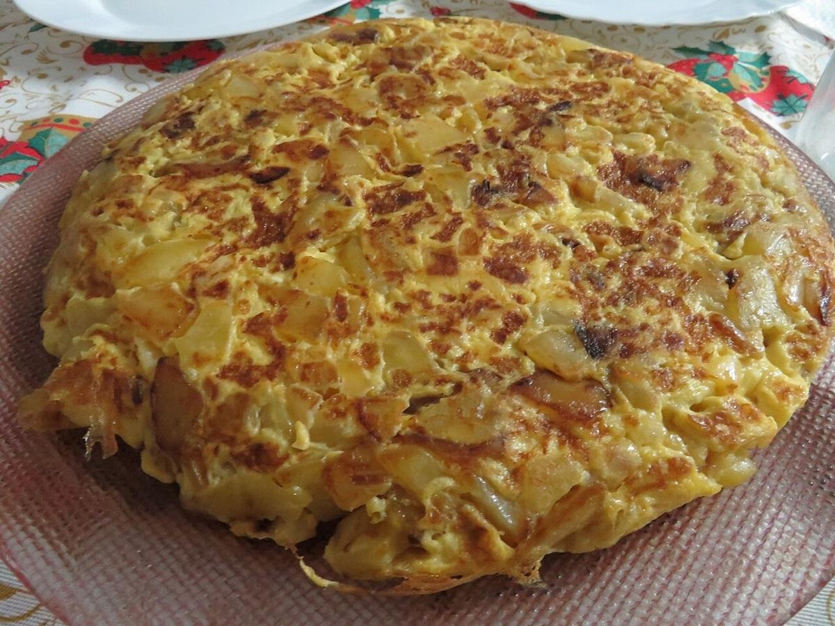 Недорогое и сытное блюдо: как приготовить картофельную тортилью Недорогое и сытное блюдо: как приготовить картофельную тортилью