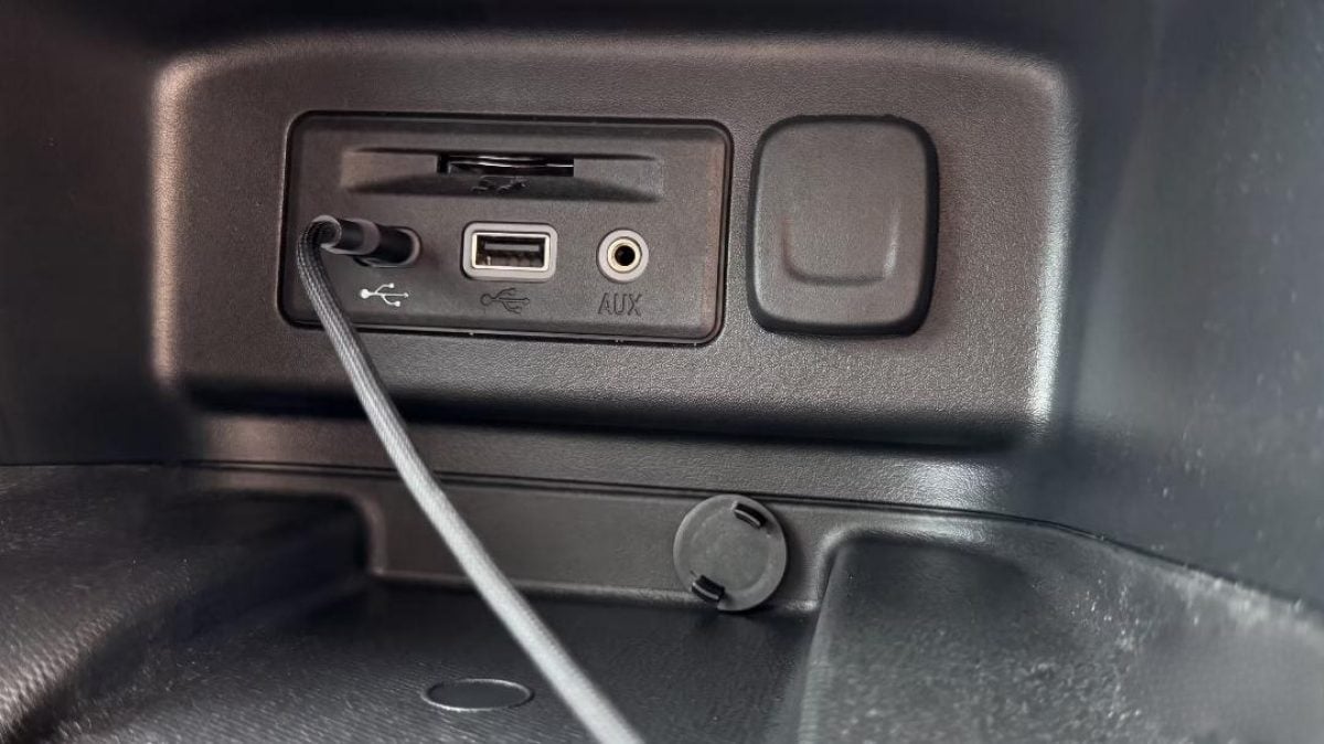 USB-порт в автомобілі простоює даремно: ось як використати його з користю