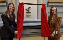 У Києві з'явилася нова мініскульптура "Шукай!": кому вона присвячена та де її знайти (фоторепортаж)