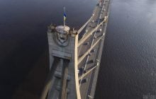 Росіяни вдарили по Північному мосту в Києві: рух перекрито (відео)