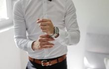 Как избавиться от желтых пятен на белых рубашках: эксперты назвали эффективный способ