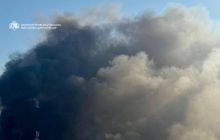 Россияне атаковали телекоммуникационную компанию в Днепре, возник масштабный пожар