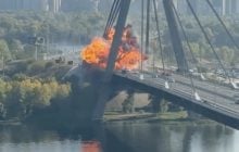Россияне атаковали Северный мост в Киеве, на дороге образовалась большая дыра (фото, видео)