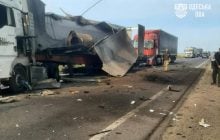 Армія РФ завдала ударів по автомобільній дорозі на Одещині: уражено фури, є поранені