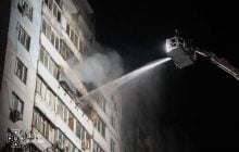 Окупанти вдарили дроном по багатоповерхівці у Києві, серед постраждалих діти