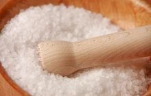 Зачем осенью и зимой ставить на подоконнике миску с солью: простая причина
