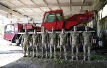 Для эвакуации и ремонта тяжелой техники: "Стальной фронт" Рината Ахметова передал 157-й ОМБр тягач и 40-тонный кран