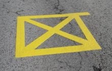 У Європі можна побачити незвичну дорожню розмітку, про яку знають не всі: що вона означає