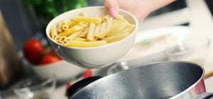 Мити чи не мити макарони після варіння: відповідь італійського шефа