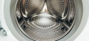 Зачем класть шарик из фольги в стиральную машину: этот лайфхак удивит каждого