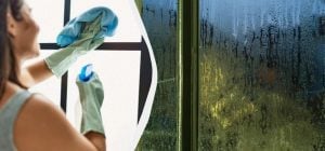 Протираю вікна цим засобом один раз – і вони більше не "плачуть": про що йдеться