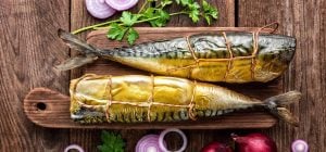 Беру пляшку і через 2 ночі отримую копчену скумбрію без коптильні: що я з нею роблю