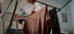 Как сушить одежду в холодной квартире: без батареи и без электросушилки