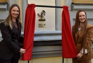В Киеве появилась новая минискульптура "Шукай!": кому она посвящена и где ее найти (фоторепортаж)