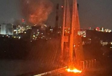 Россия третий раз ударила по Южному мосту в Киеве: повреждена опора