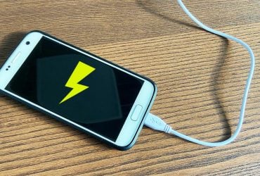Цю помилку під час зарядки смартфона роблять майже всі: як правильно підключати кабель