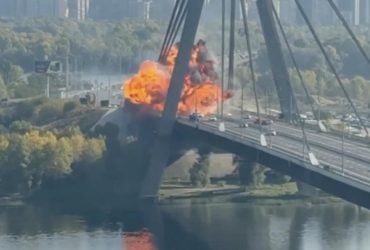 Росіяни вдарили по Північному мосту у Києві, на дорозі виникла велика діра (фото, відео)