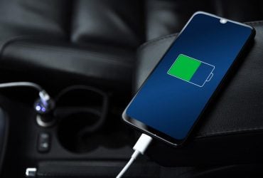 Телефон повільно заряджається в машині: ось чому USB-порт майже марний
