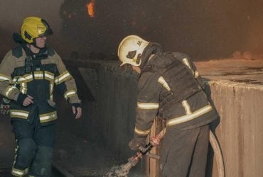 Окупанти атакували Київ: у будинках спалахнули пожежі, є постраждалі