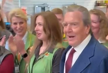 Ексканцлер Німеччини відвідав гіпермаркет у Москві після того, як отримав нову роботу
