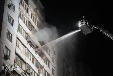 Окупанти вдарили дроном по багатоповерхівці у Києві, серед постраждалих діти
