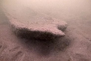 Водолаз случайно обнаружил на дне озера тысячелетнее каноэ: чем оно примечательно