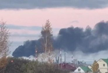 За Уралом горит крупнейший НПЗ России: прилетели дроны