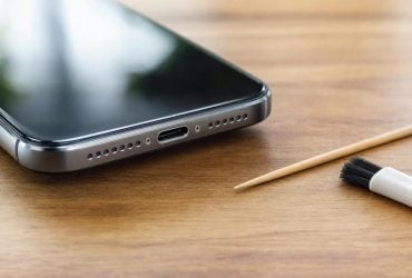 Цю помилку при чищенні смартфона робить багато хто: можна залишитися без зарядки