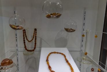 Жінка багато років підпирала двері великим каменем, який виявився бурштином