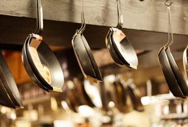 Ці два продукти з кухні можуть врятувати іржаву пательню
