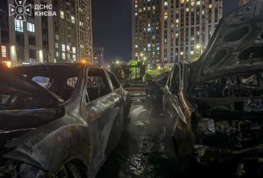 У Києві російський дрон влучив у 25-поверхівку: є загиблі і поранені (відео)