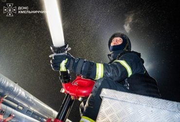 Росіяни вдарили по Хмельницькому: виникли численні пожежі, є поранені (фото, відео)