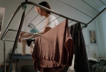 Як сушити одяг у холодній квартирі: без батареї і без електросушарки