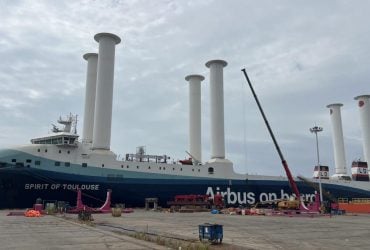 На новий корабель для Airbus встановили шість дивних 35-метрових циліндрів