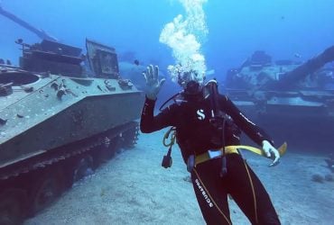 На дне Красного моря стоят танки, вертолёты и пушки: как они там оказались (видео)