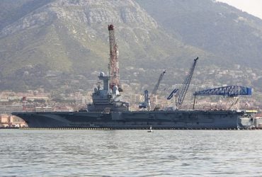 Во Франции над авианосцем "Шарль де Голль" заметили чужие дроны