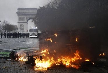 Протесты во Франции отпугивают туристов: несколько стран предостерегли своих граждан от поездок