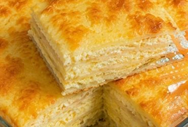 Соленый пирог с творогом, напоминающий вкус детства: простой рецепт
