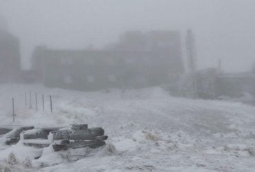 Карпати в жовтні засипає снігом: рятувальники показали, що коїться на горі Піп Іван (фото)