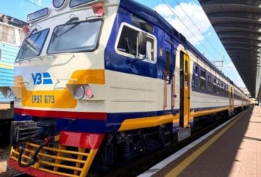 Після масованої атаки в Києві запускають додаткові рейси: як їздитимуть поїзди та автобуси